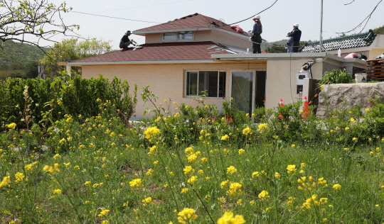 13일 경남 양산시 하북면 평산마을 문재인 전 대통령 책방 건물에서 마무리 공사가 진행되고 있다. 연합뉴스